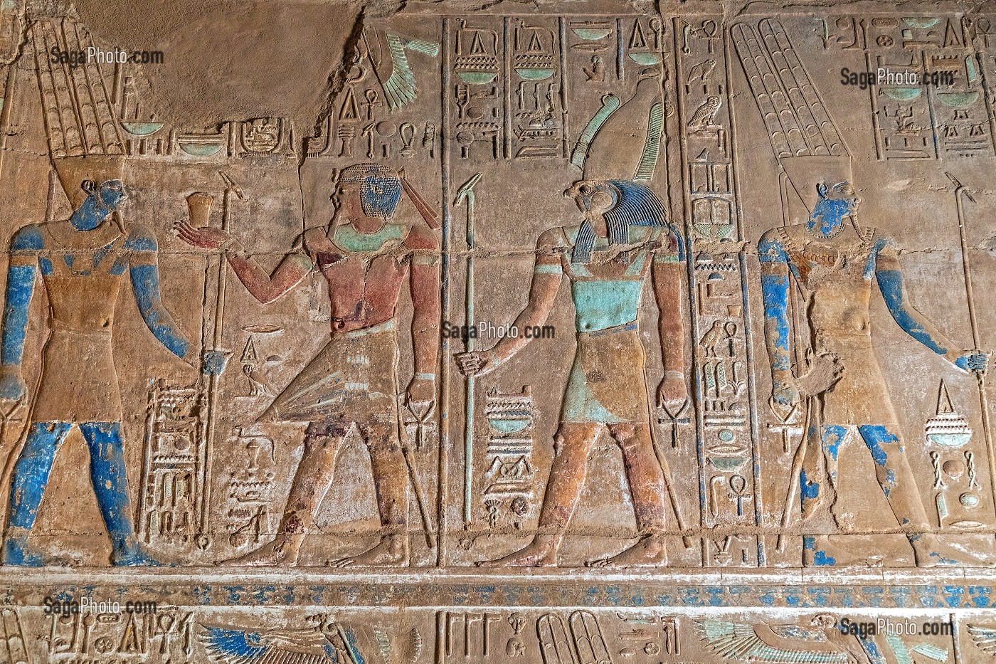 BAS-RELIEF ET FRESQUES AUX COULEURS VIVES, DIEU HORUS A TETE DE FAUCON, DOMAINE D'AMON, TEMPLE DE KARNAK, SITE DE L'EGYPTE ANTIQUE DE LA XIII EME DYNASTIE, PATRIMOINE MONDIAL DE L'UNESCO, LOUXOR, EGYPTE, AFRIQUE 