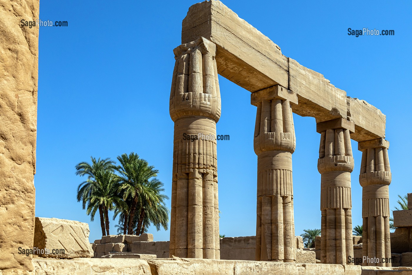 COLONNES DANS LES VESTIGES DU DOMAINE D'AMON, TEMPLE DE KARNAK, SITE DE L'EGYPTE ANTIQUE DE LA XIII EME DYNASTIE, PATRIMOINE MONDIAL DE L'UNESCO, LOUXOR, EGYPTE, AFRIQUE 