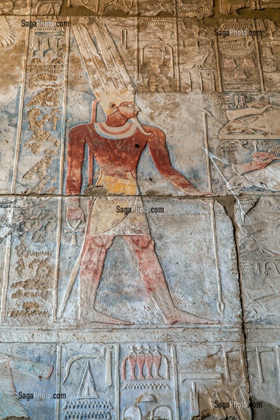 PHARAON SUR LE BAS-RELIEF ET FRESQUES AUX COULEURS VIVES, HIEROGLYPHES EGYPTIENNES ECRITURE SACREE FIGURATIVE, DOMAINE D'AMON, TEMPLE DE KARNAK, SITE DE L'EGYPTE ANTIQUE DE LA XIII EME DYNASTIE, PATRIMOINE MONDIAL DE L'UNESCO, LOUXOR, EGYPTE, AFRIQUE 