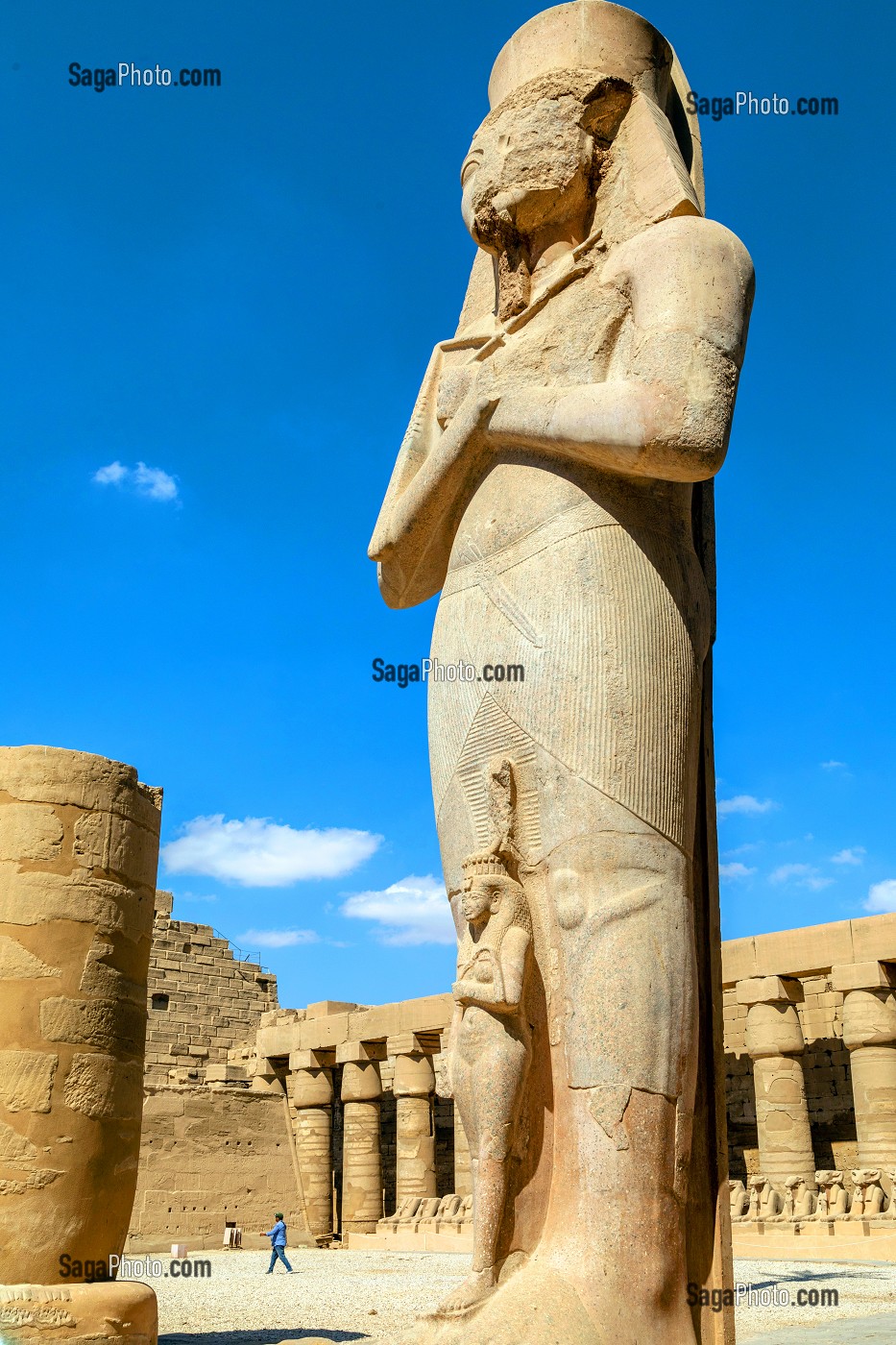 STATUE DU COLOSSE DE RAMSES II, DOMAINE D'AMON, TEMPLE DE KARNAK, SITE DE L'EGYPTE ANTIQUE DE LA XIII EME DYNASTIE, PATRIMOINE MONDIAL DE L'UNESCO, LOUXOR, EGYPTE, AFRIQUE 