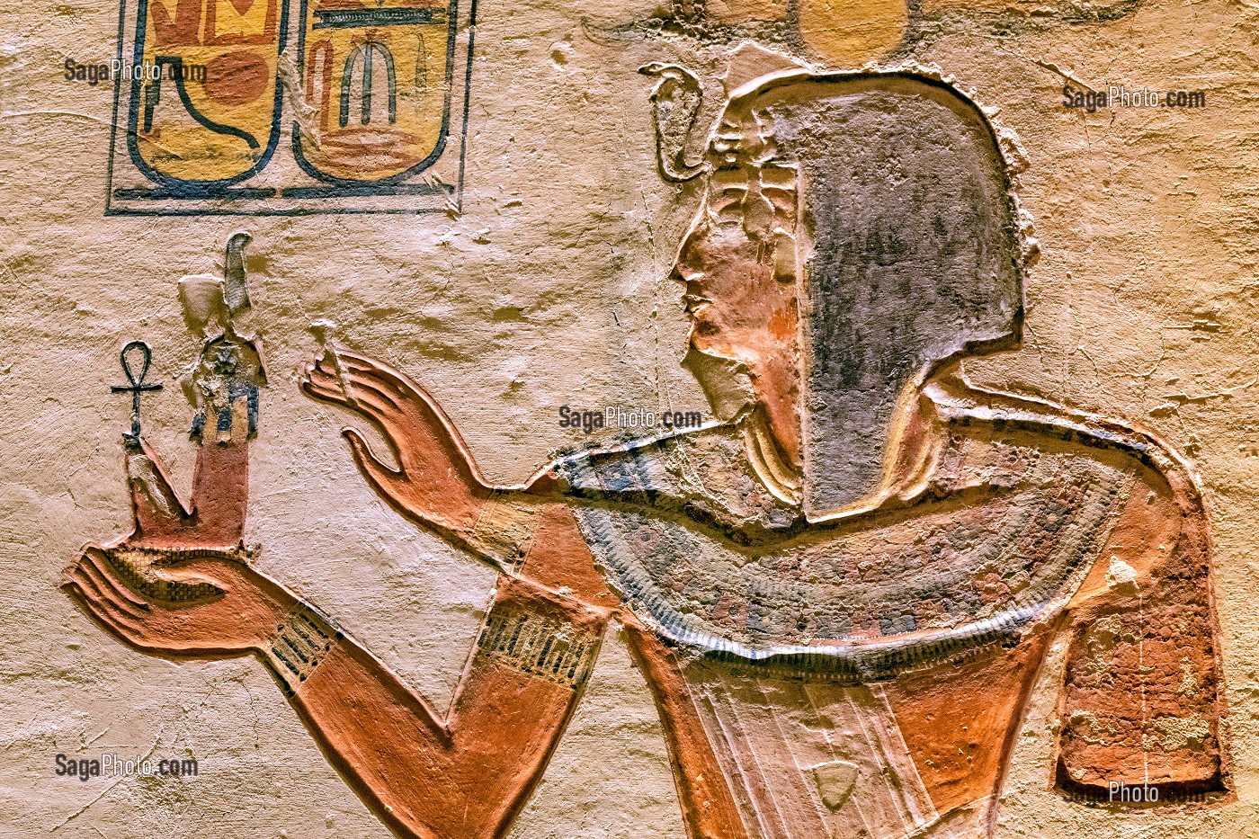 BAS-RELIEF ET FRESQUES PEINTES AUX COULEURS VIVES ILLUSTRANT LE LIVRE DES CAVERNES, TOMBEAU DE RAMSES IX, VALLEE DES ROIS, ABRITE LES HYPOGEES DE NOMBREUX PHARAONS DU NOUVEL EMPIRE, LOUXOR, EGYPTE, AFRIQUE 