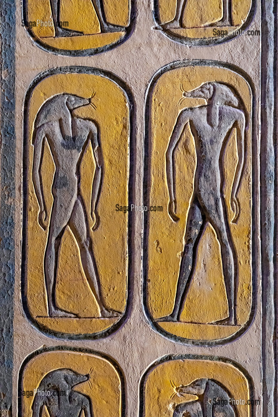 BAS-RELIEF ET FRESQUES PEINTES AUX COULEURS VIVES ILLUSTRANT LE LIVRE DES CAVERNES OU LIVRE DES QUERERTS, TEXTE FUNERAIRE DE L'EGYPTE ANTIQUE, TOMBEAU DE RAMSES IX, VALLEE DES ROIS, LOUXOR, EGYPTE, AFRIQUE 