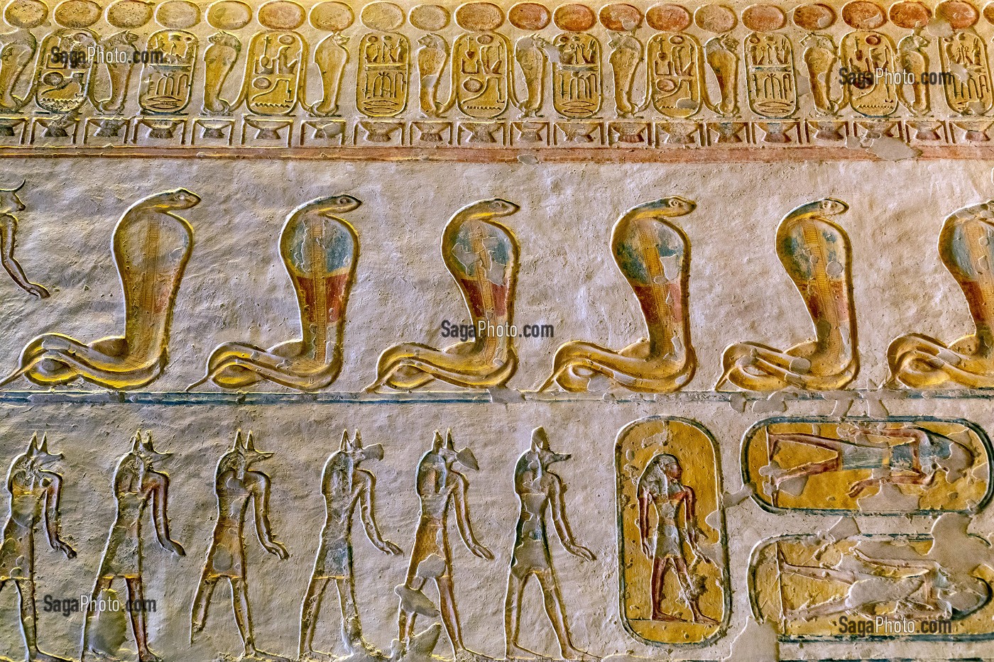 LES COBRAS DEBOUT, BAS-RELIEF ET FRESQUES PEINTES AUX COULEURS VIVES ILLUSTRANT LE LIVRE DES CAVERNES OU LIVRE DES QUERERTS, TEXTE FUNERAIRE DE L'EGYPTE ANTIQUE, TOMBEAU DE RAMSES IX, VALLEE DES ROIS, LOUXOR, EGYPTE, AFRIQUE 