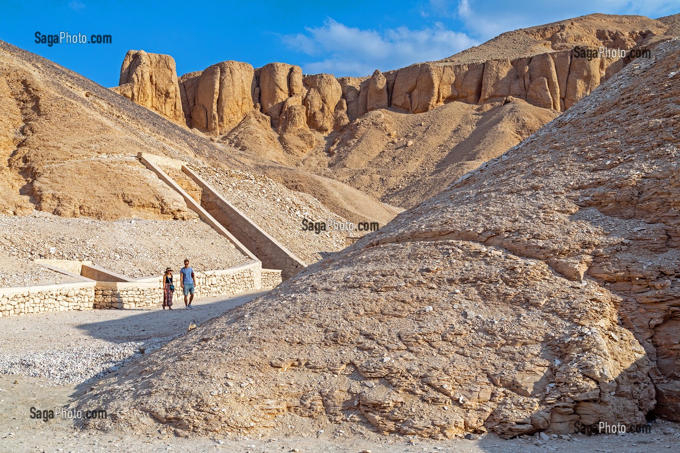 VALLEE DES ROIS AU COEUR DE LA MONTAGNE EVOQUANT LA SILHOUETTE D'UNE PYRAMIDE LA CIME, ABRITE LES HYPOGEES DE NOMBREUX PHARAONS DU NOUVEL EMPIRE, LOUXOR, EGYPTE, AFRIQUE 