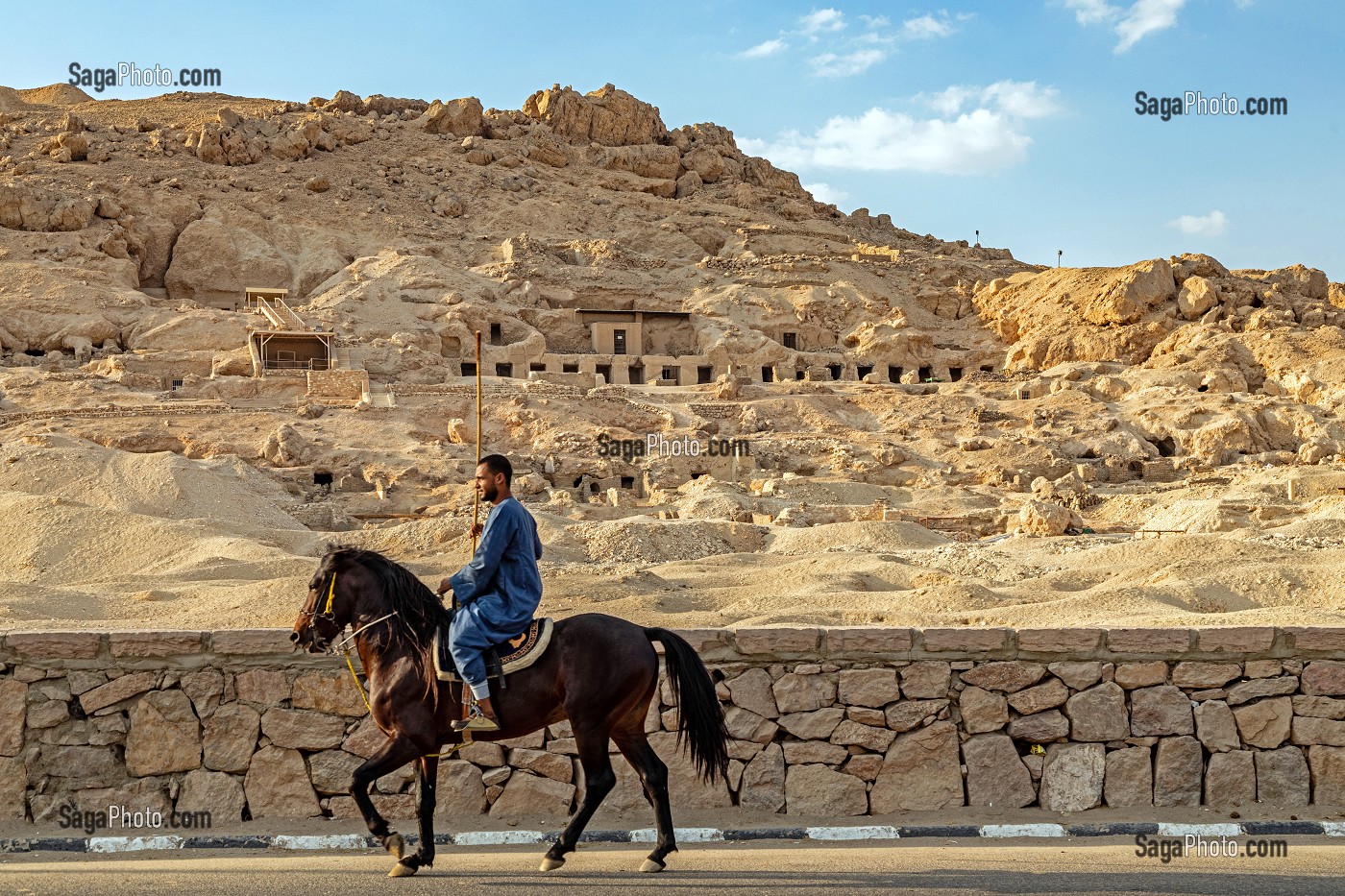 HOMME A CHEVAL DEVANT LA VALLEE DES NOBLES, ABRITE LES TOMBES DE NOMBREUX NOBLES DU NOUVEL EMPIRE, LOUXOR, EGYPTE, AFRIQUE 