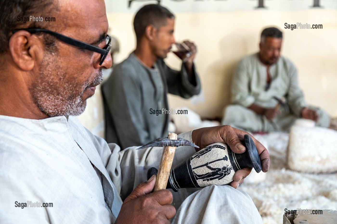 OUVRIERS A L'USINE DE FABRICATION D'ALBATRE, VALLEE DES ROIS, LOUXOR, EGYPTE, AFRIQUE 