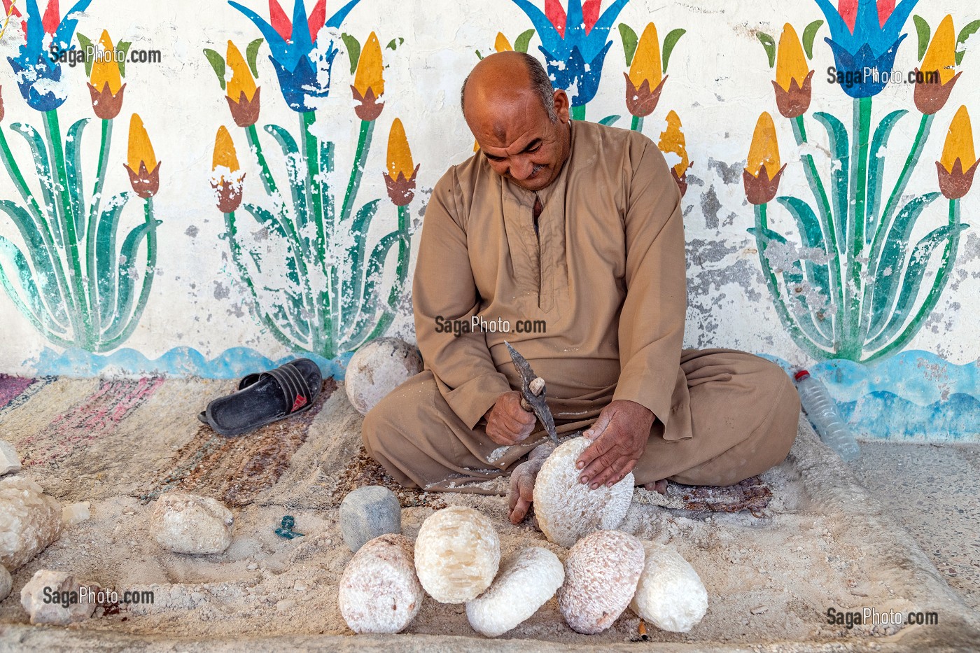 OUVRIERS A L'USINE DE FABRICATION D'ALBATRE, VALLEE DES ROIS, LOUXOR, EGYPTE, AFRIQUE 