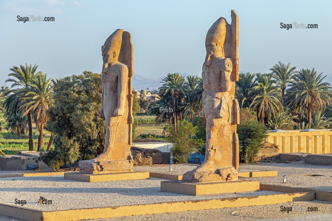 STATUES A L'ENTREE DES VESTIGES DU TEMPLE FUNERAIRE DU PHARAON MERENPTAH, VALLEE DES ROIS, LOUXOR, EGYPTE, AFRIQUE 