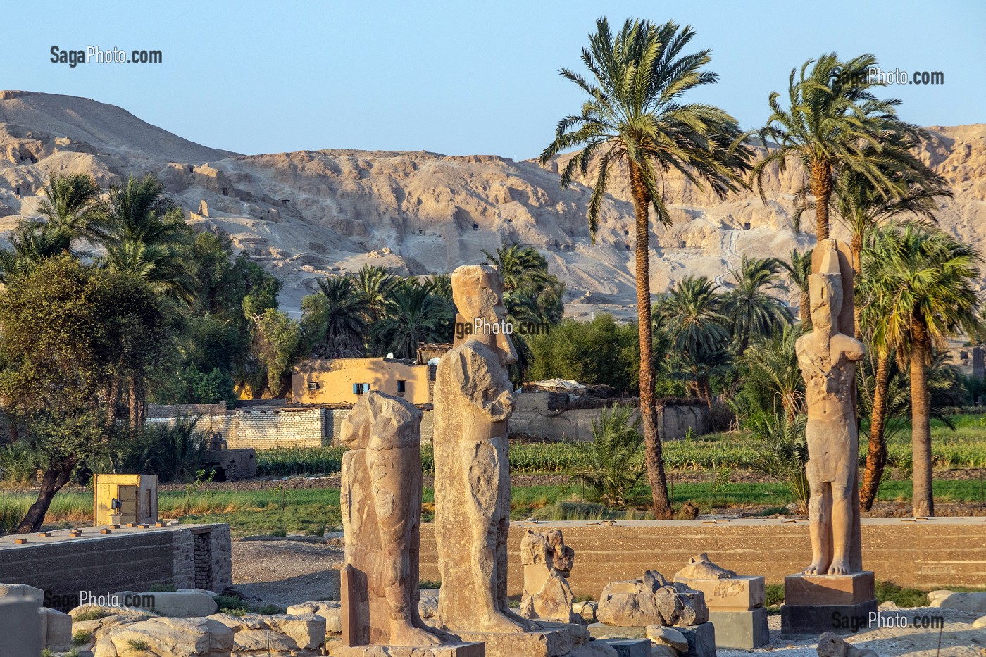 STATUES DANS LES VESTIGES DU TEMPLE ANTIQUE DE THEBES AVEC SA NECROPOLE, VALLEE DES ROIS, LOUXOR, EGYPTE, AFRIQUE 