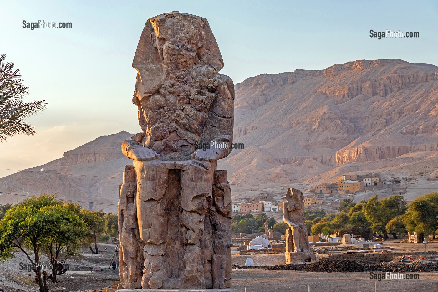 COLOSSES DE MEMNON, STATUES EN PIERRE DE L'EGYPTE ANTIQUE, VESTIGES DU TEMPLE DES MILLIONS D'ANNEES D'AMENHOTEP III, VALLEE DES ROIS, LOUXOR, EGYPTE, AFRIQUE 