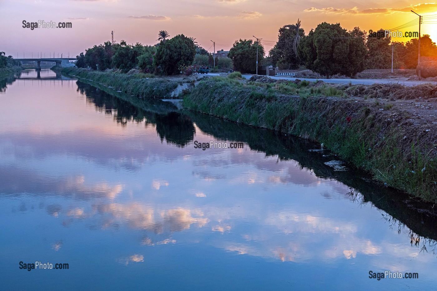 CANAL D'IRRIGATION LE LONG DE LA VALLEE DU NIL, COUCHER DE SOLEIL, LOUXOR, EGYPTE, AFRIQUE 