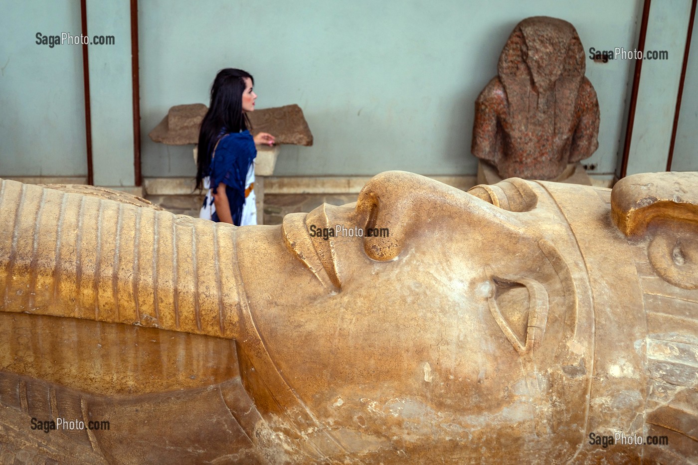 DETAIL DU VISAGE DU PHARAON, STATUE DU COLOSSE EN GRANIT DE RAMSES II, 10 METRES DE LONG, MUSEE DE MIT RAHINA EN PLEIN AIR, CLASSE AU PATRIMOINE MONDIAL DE L'UNESCO, LE CAIRE, EGYPTE, AFRIQUE 