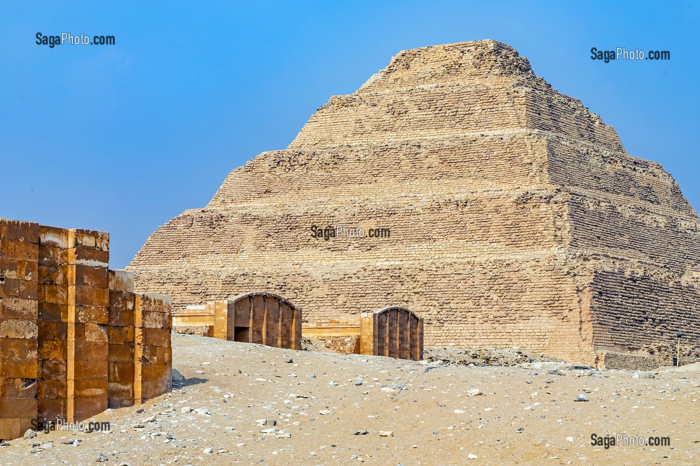 PYRAMIDE A DEGRES DE DJESER, PLUS ANCIEN EDIFICE EN PIERRE ET PREMIERE PYRAMIDE DE L'HISTOIRE, NECROPOLE DE SAQQARAH DE L'ANCIEN EMPIRE, REGION DE MEMPHIS ANCIENNE CAPITALE DE L'EGYPTE ANTIQUE, LE CAIRE, EGYPTE, AFRIQUE 