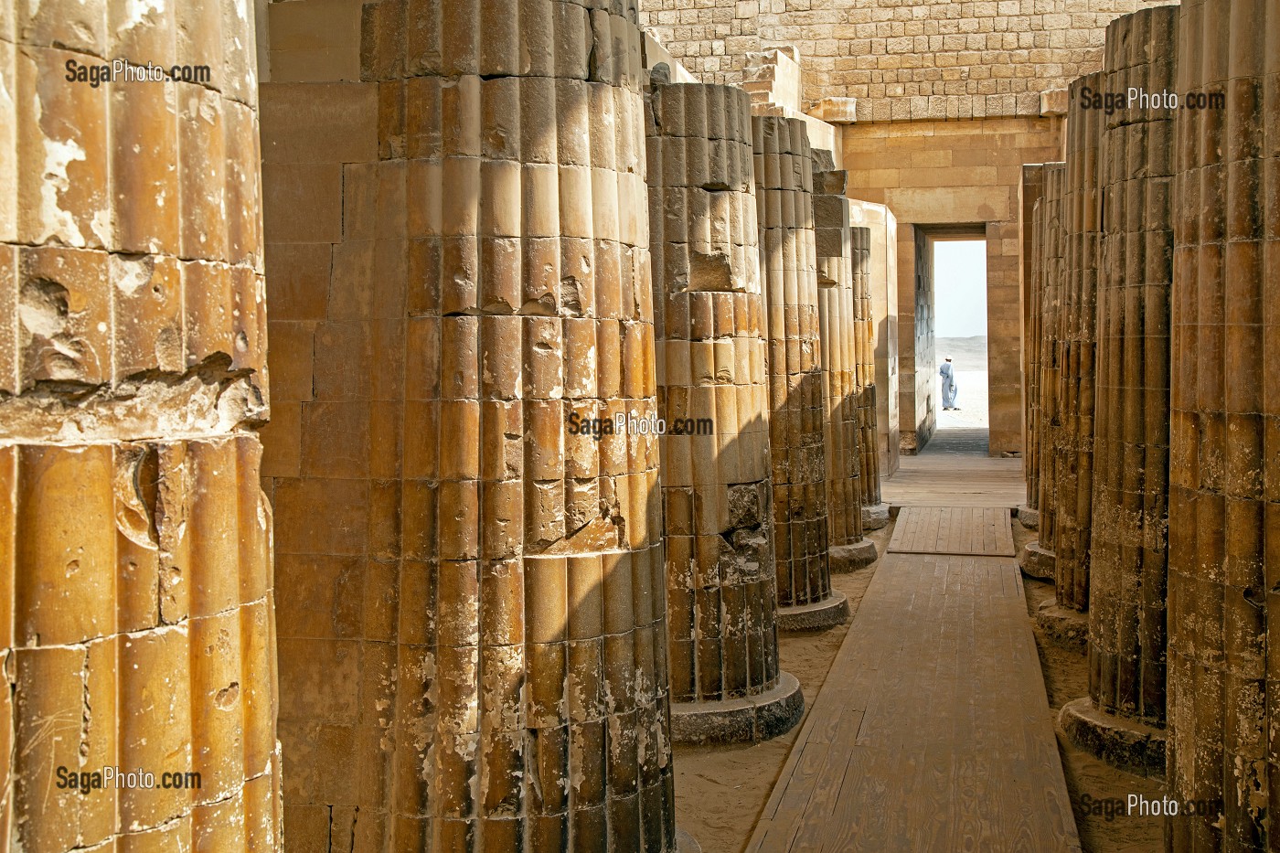 COLONNES DE L'ENTREE DU TEMPLE DE LA NECROPOLE DE SAQQARAH DE L'ANCIEN EMPIRE, REGION DE MEMPHIS ANCIENNE CAPITALE DE L'EGYPTE ANTIQUE, LE CAIRE, EGYPTE, AFRIQUE 