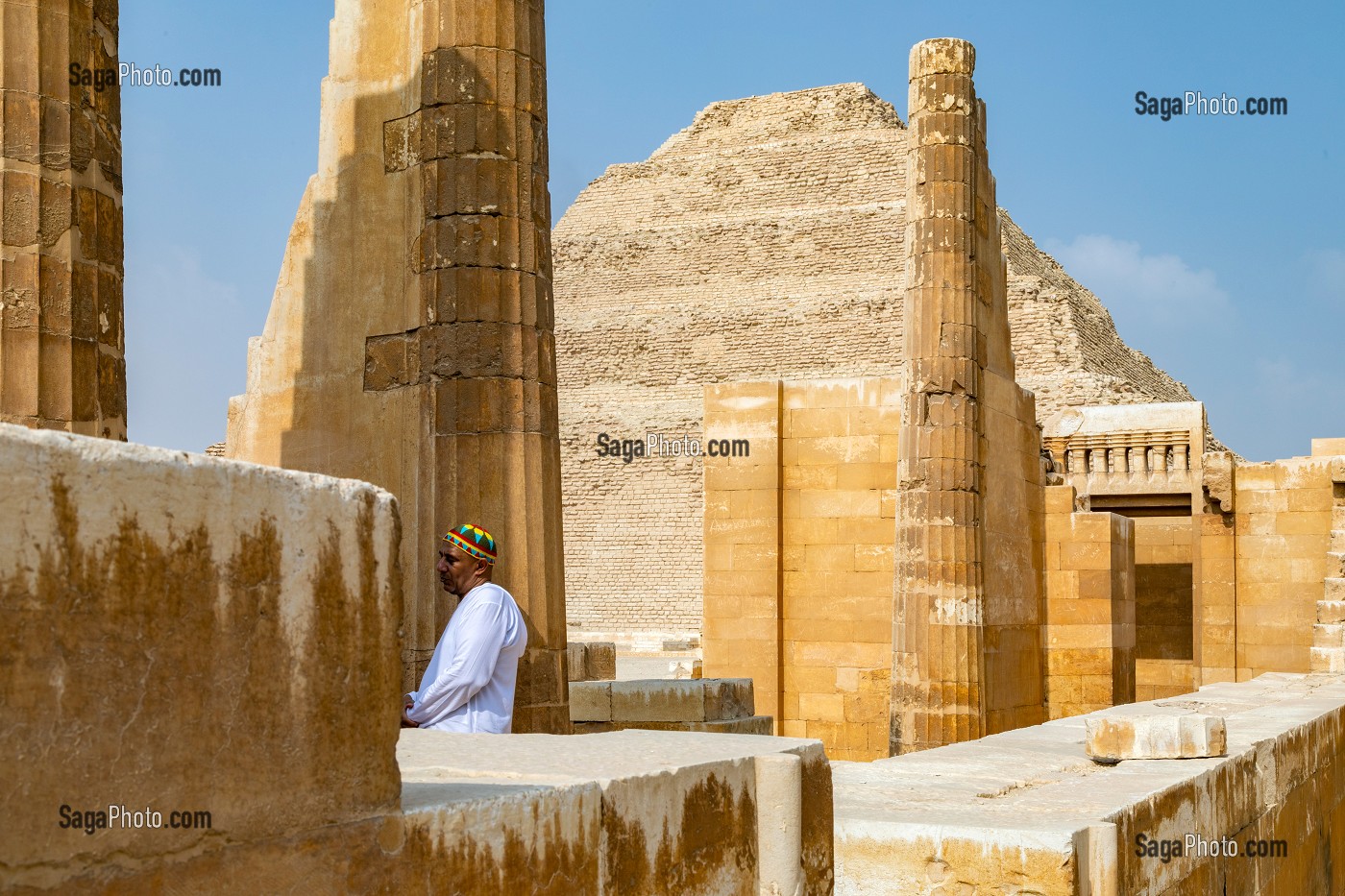 VESTIGES DU TEMPLE ET PYRAMIDE A DEGRES DE DJESER, PLUS ANCIEN EDIFICE EN PIERRE ET PREMIERE PYRAMIDE DE L'HISTOIRE, NECROPOLE DE SAQQARAH DE L'ANCIEN EMPIRE, REGION DE MEMPHIS ANCIENNE CAPITALE DE L'EGYPTE ANTIQUE, LE CAIRE, EGYPTE, AFRIQUE 