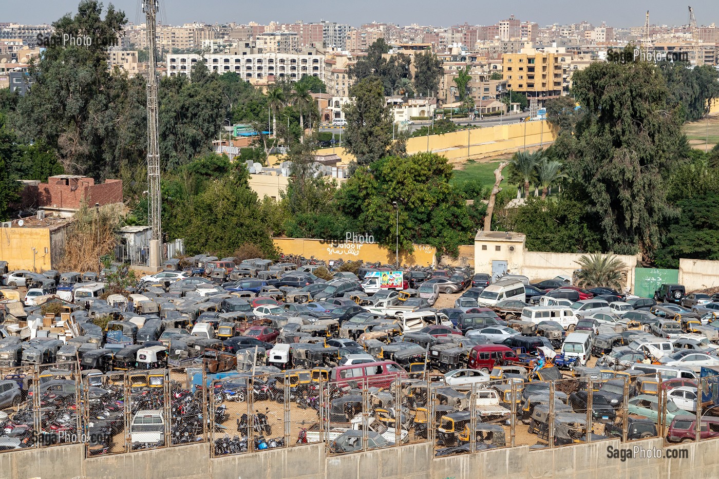 DECHARGE DE VOITURES ABANDONNEES AU PIED DES PYRAMIDES DE GIZEH, LE CAIRE, EGYPTE, AFRIQUE 