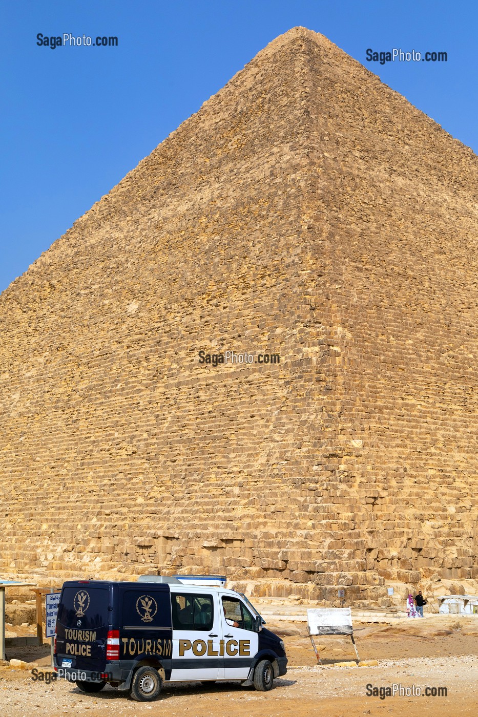 VEHICULE DE LA POLICE TOURISTIQUE DEVANT LA PYRAMIDE DE KHEOPS, LA PLUS GRANDE DE TOUTES LES PYRAMIDES, LE CAIRE, EGYPTE, AFRIQUE 