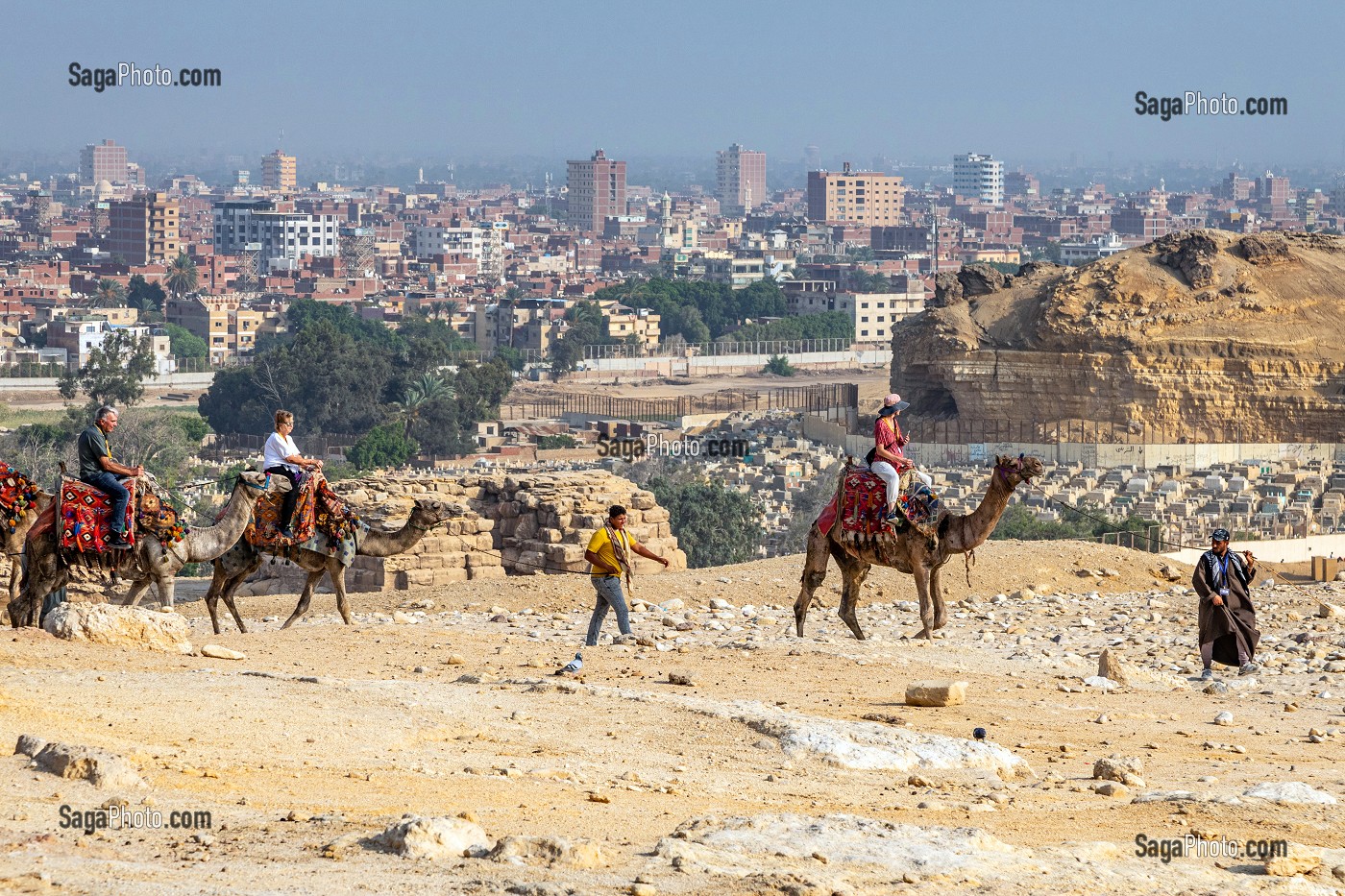 BALADE A DOS DE DROMADAIRE POUR LES TOURISTES AU PIED DES PYRAMIDES DE GIZEH, LE CAIRE, EGYPTE, AFRIQUE 