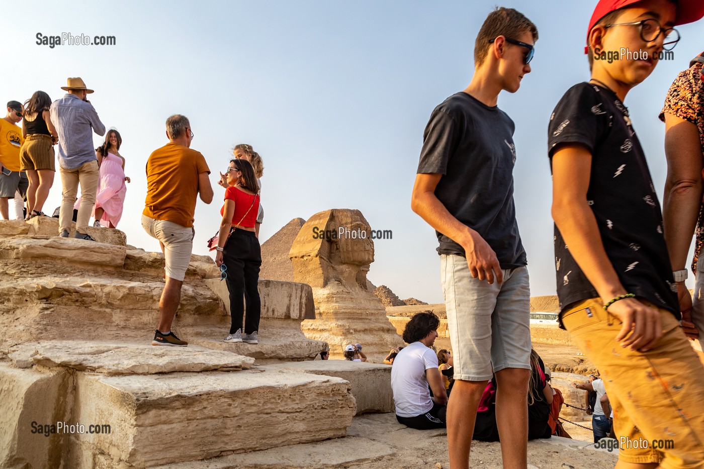 AMAS DE TOURISTES DEVANT LE SPHINX DE GIZEH, STATUE THERIANTHROPE, PLUS GRAND SCUPTURE MONUMENTALE MONOLITHIQUE AU MONDE DE 73,5 METRES DE LONGUEUR LE CAIRE, EGYPTE, AFRIQUE 