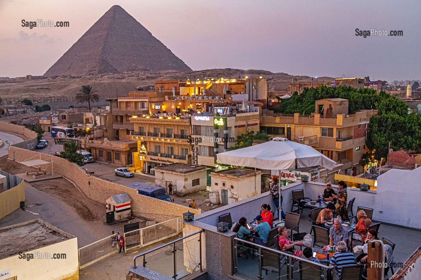 TERRASSE DE CAFE AU PIED DE LA PYRAMIDE DE GIZEH, GIZEH, LE CAIRE, EGYPTE, AFRIQUE 