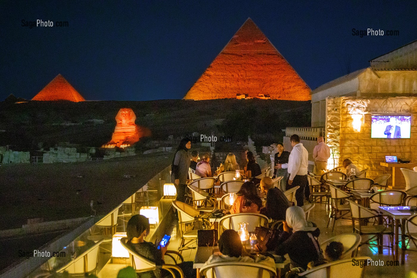 TERRASSE DE CAFE A LA TOMBEE DE LA NUIT POUR LE SON ET LUMIERE SUR LES PYRAMIDES ET LE SPHINX DE GIZEH, LE CAIRE, EGYPTE, AFRIQUE 