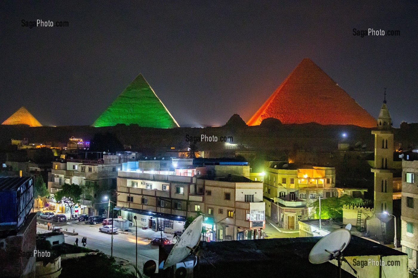 TERRASSE DE L'HOTEL ET QUARTIER POPULAIRE DE LA VILLE ECLAIREE A LA TOMBEE DE LA NUIT POUR LE SON ET LUMIERE SUR LES PYRAMIDES DE GIZEH, LE CAIRE, EGYPTE, AFRIQUE 