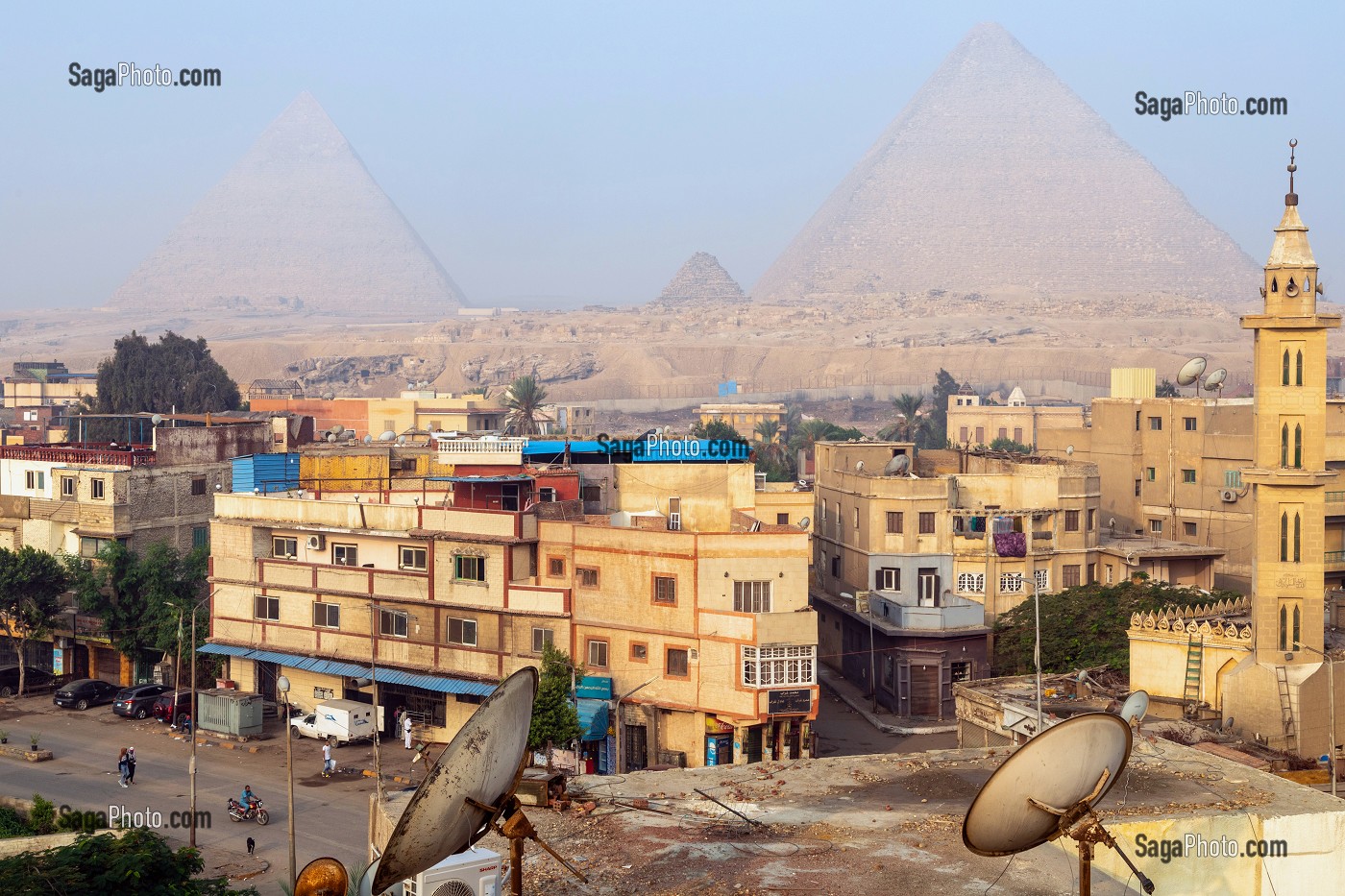 QUARTIER POPULAIRE DE LA VILLE DEVANT LES PYRAMIDES DE GIZEH, LE CAIRE, EGYPTE, AFRIQUE 