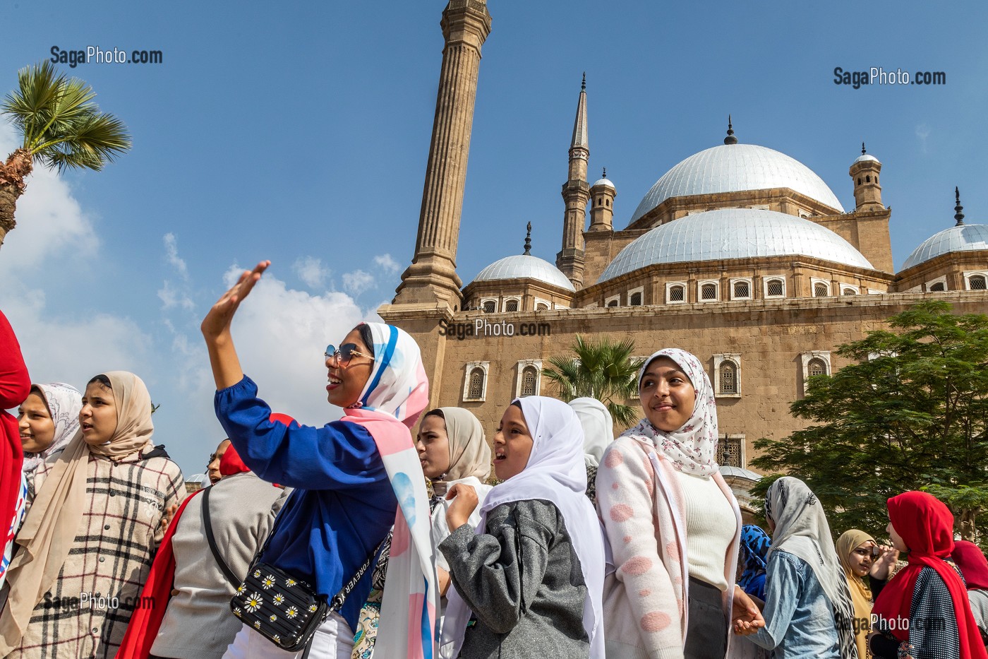 GROUPE D'ETUDIANTS, MINARETS ET COUPOLES DE LA MOSQUE D'ALBATRE DE MEHEMET ALI DE STYLE TURC DU XIX EME SIECLE, ENCEINTE DE LA CITADELLE DE SALADIN, LE CAIRE, EGYPTE, AFRIQUE 