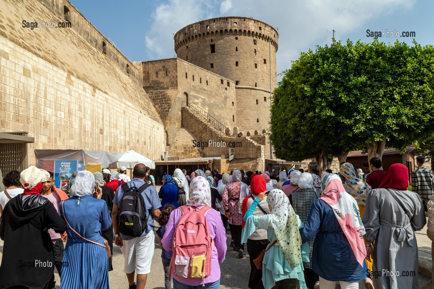 GROUPE D'ETUDIANTS DEVANT LA CITADELLE DE SALADIN, SALAH EL DIN, CONSTRUITE AU XII EME SIECLE, LE CAIRE, EGYPTE, AFRIQUE 