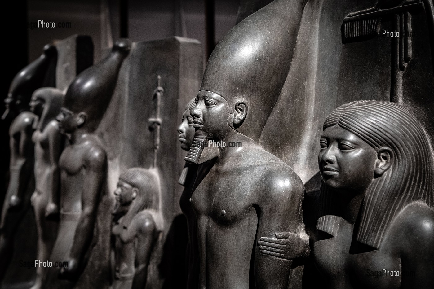 STATUAIRE DE L'ANCIEN EMPIRE, LA TRIADE DU PHARAON MYKERINOS ENTOURE DE LA DEESSE HATHOR ET LE NOME DE CYNOPOLIS, STATUE EN SCHISTE, MUSEE EGYPTIEN DU CAIRE CONSACRE A L'ANTIQUITE EGYPTIENNE, LE CAIRE, EGYPTE, AFRIQUE 