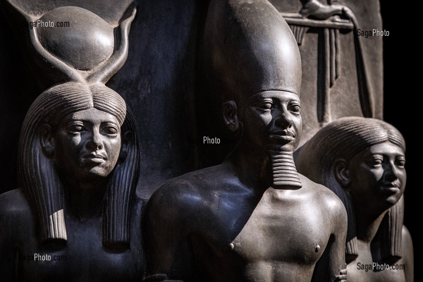 STATUAIRE DE L'ANCIEN EMPIRE, LA TRIADE DU PHARAON MYKERINOS ENTOURE DE LA DEESSE HATHOR ET LE NOME DE CYNOPOLIS, STATUE EN SCHISTE, MUSEE EGYPTIEN DU CAIRE CONSACRE A L'ANTIQUITE EGYPTIENNE, LE CAIRE, EGYPTE, AFRIQUE 