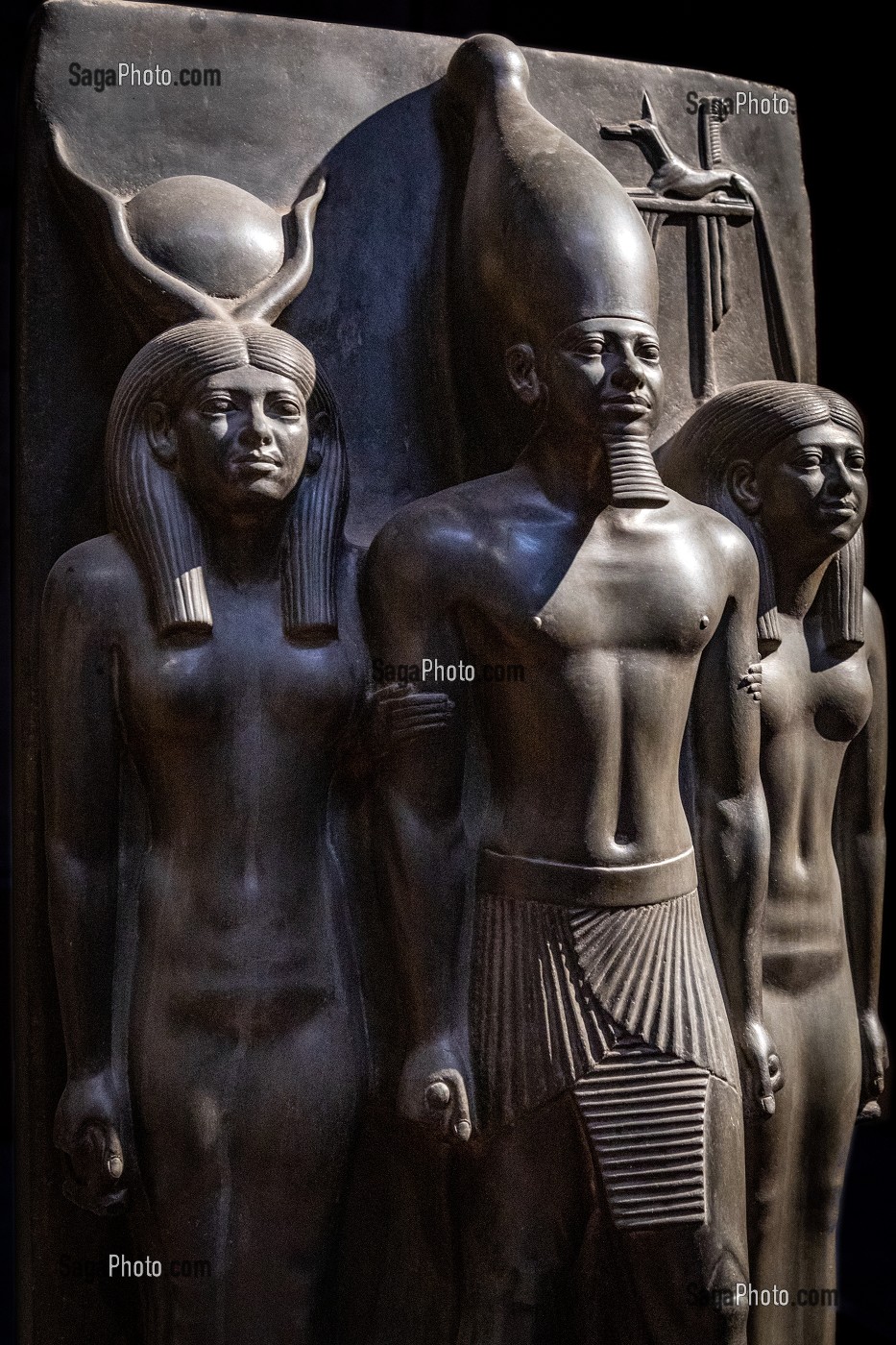STATUAIRE DE L'ANCIEN EMPIRE, LA TRIADE DU PHARAON MYKERINOS ENTOURE DE LA DEESSE HATHOR ET LE NOME DE CYNOPOLIS, STATUE EN SCHISTE, MUSEE EGYPTIEN DU CAIRE CONSACRE A L'ANTIQUITE EGYPTIENNE, LE CAIRE, EGYPTE, AFRIQUE 