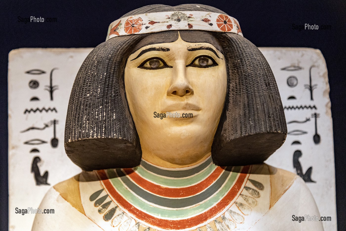 STATUE DE NEFRET, FEMME DU PRINCE RAHOPEP DE LA IV EME DYNASTIE, MUSEE EGYPTIEN DU CAIRE CONSACRE A L'ANTIQUITE EGYPTIENNE, LE CAIRE, EGYPTE, AFRIQUE 