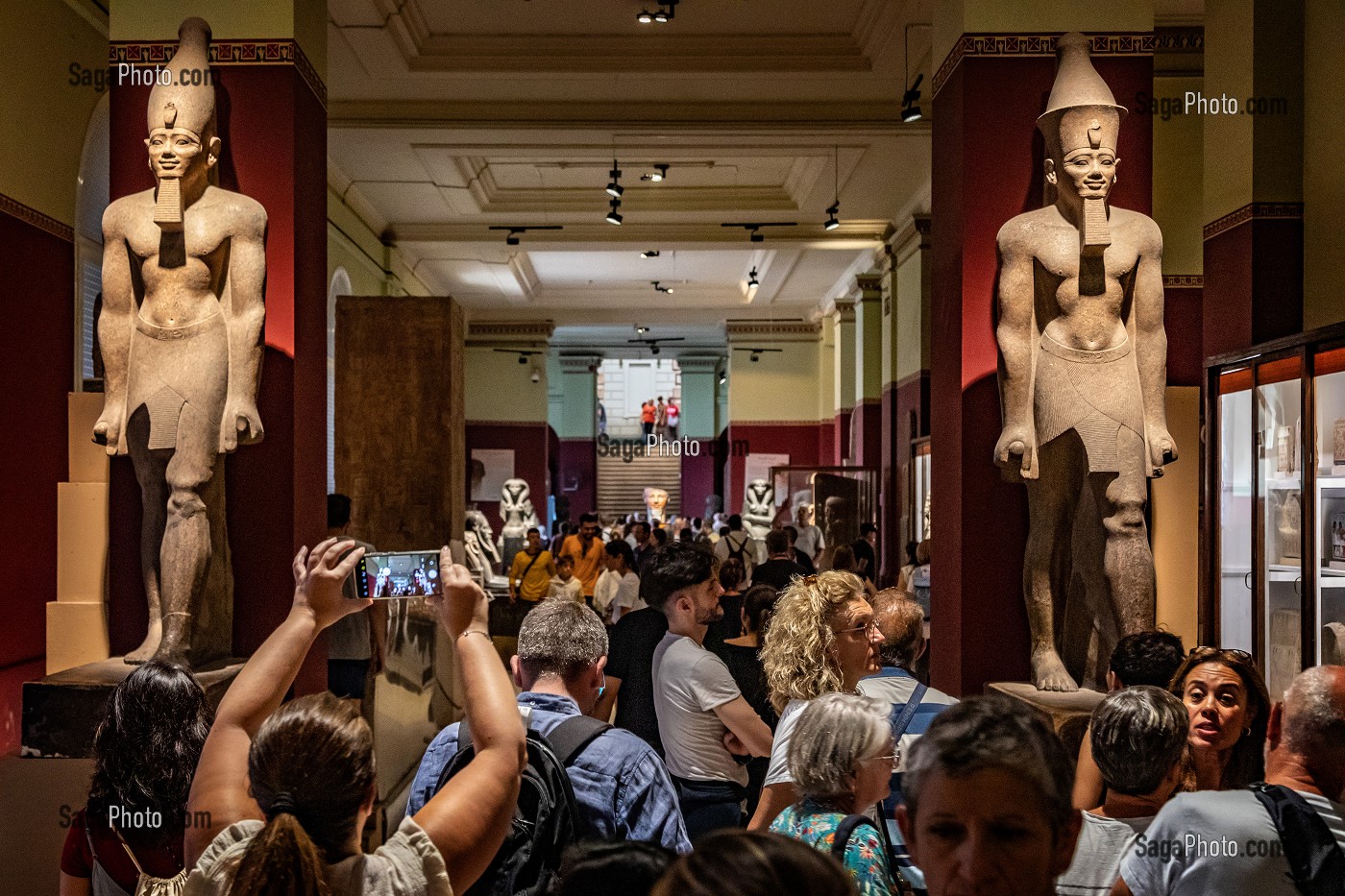 LA FOULE DE TOURISTES DEVANT LES COLOSSES EN GRANIT ROSE DU ROI SENOUSERT IV (SENEFERIBRE), MUSEE EGYPTIEN DU CAIRE CONSACRE A L'ANTIQUITE EGYPTIENNE, LE CAIRE, EGYPTE, AFRIQUE 