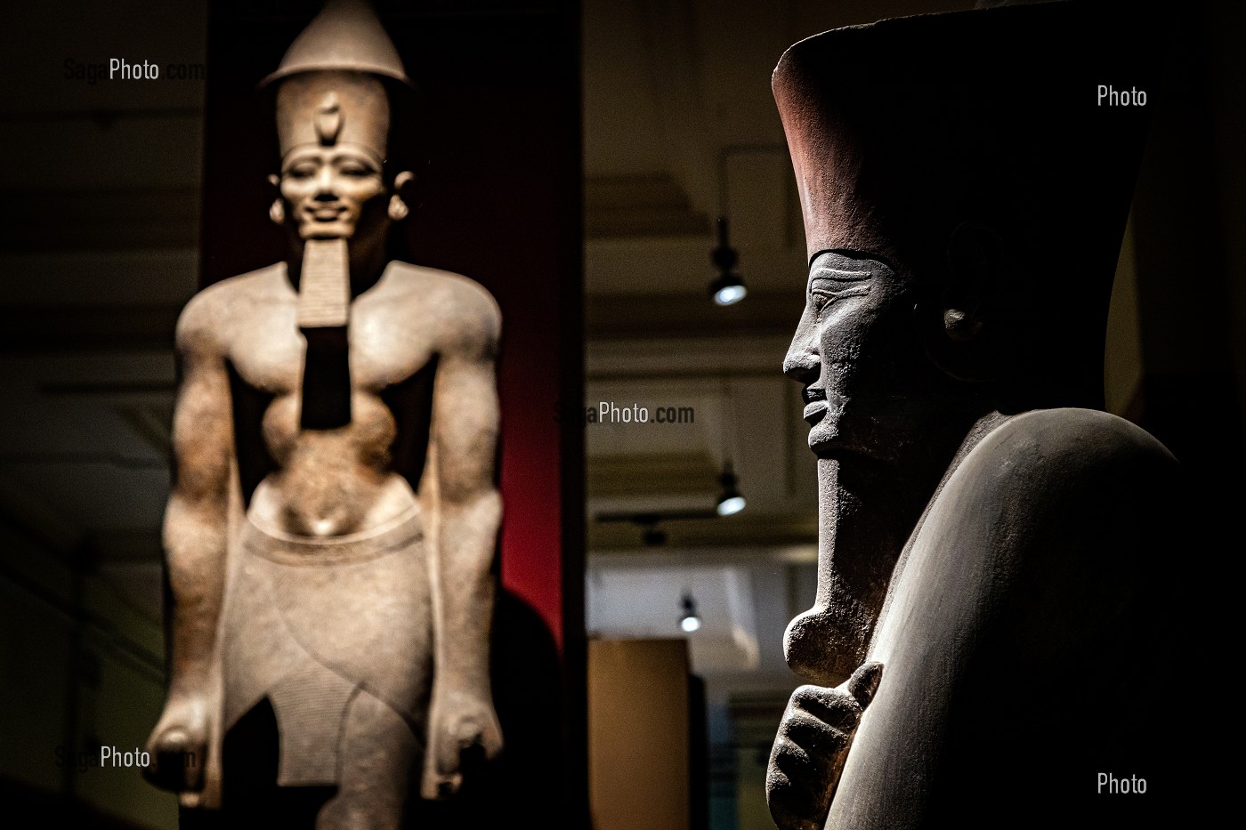 COLOSSE EN GRANIT ROSE DU ROI SENOUSERT IV (SENEFERIBRE) AVEC LA STATUE DE MOUTOUHOTEP II EN PREMIER PLAN, MUSEE EGYPTIEN DU CAIRE CONSACRE A L'ANTIQUITE EGYPTIENNE, LE CAIRE, EGYPTE, AFRIQUE 