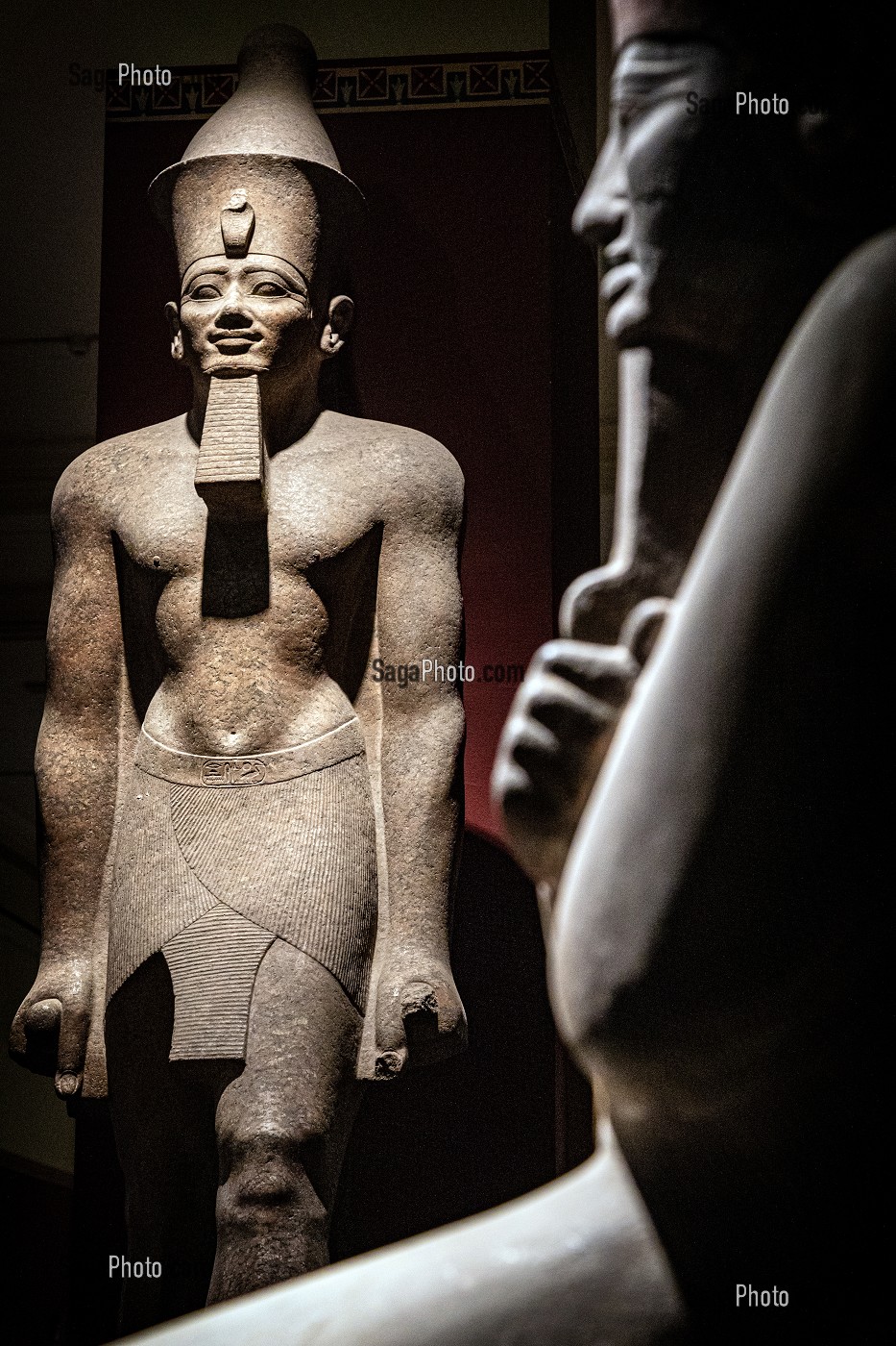 COLOSSE EN GRANIT ROSE DU ROI SENOUSERT IV (SENEFERIBRE) AVEC LA STATUE DE MONTOUHOTEP II EN PREMIER PLAN, MUSEE EGYPTIEN DU CAIRE CONSACRE A L'ANTIQUITE EGYPTIENNE, LE CAIRE, EGYPTE, AFRIQUE 