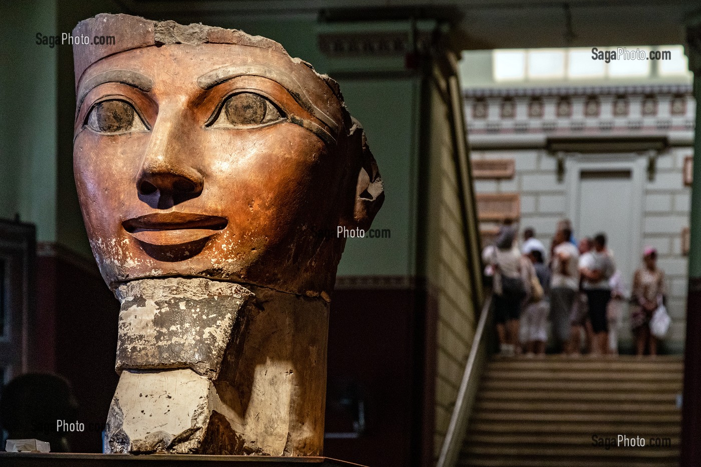 STATUE DE LA TETE EN CALCAIRE PEINT DE LA REINE HATCHEPSOUT DE LA XVIII EME DYNASTIE, MUSEE EGYPTIEN DU CAIRE CONSACRE A L'ANTIQUITE EGYPTIENNE, LE CAIRE, EGYPTE, AFRIQUE 