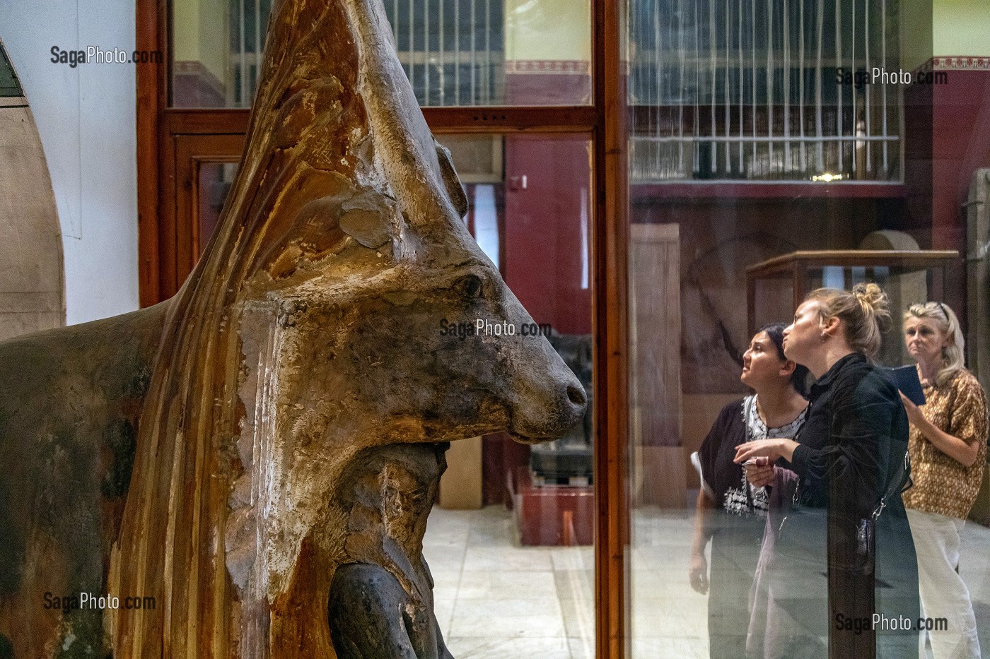 VISITEURS DEVANT LA VACHE SACREE D'HATHOR EN GRES PEINT DE LA XVIII EME DYNASTIE, MUSEE EGYPTIEN DU CAIRE CONSACRE A L'ANTIQUITE EGYPTIENNE, LE CAIRE, EGYPTE, AFRIQUE 