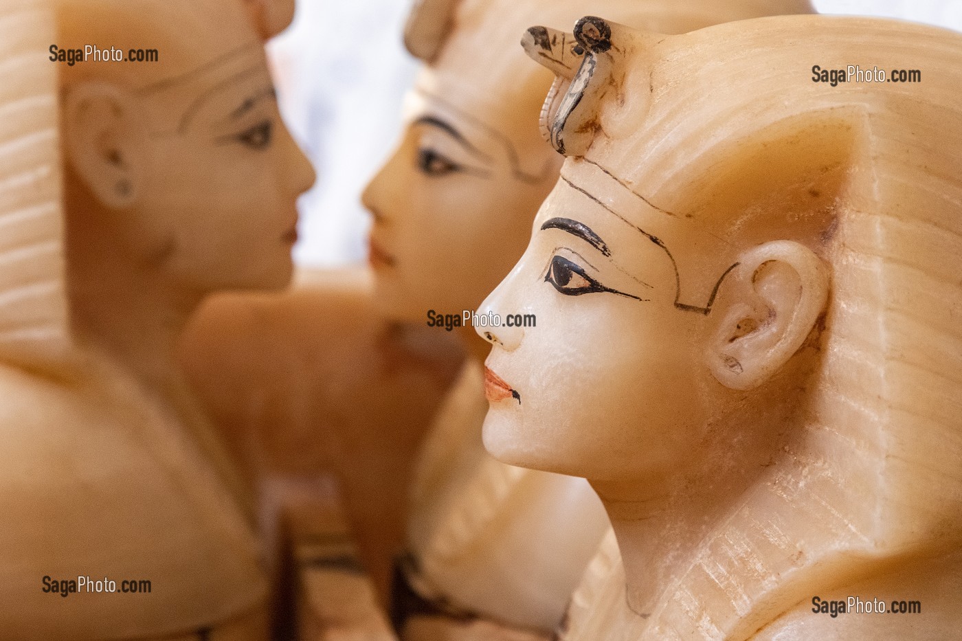 TETES TAILLEES DANS L'ALBATRE INSPIREES PAR LE VISAGE DE TOUTANKHAMON, COUVERCLES DES VASES CANOPES CONTENANT LES VISCERES DU PHARAON, MUSEE EGYPTIEN DU CAIRE CONSACRE A L'ANTIQUITE EGYPTIENNE, LE CAIRE, EGYPTE, AFRIQUE 