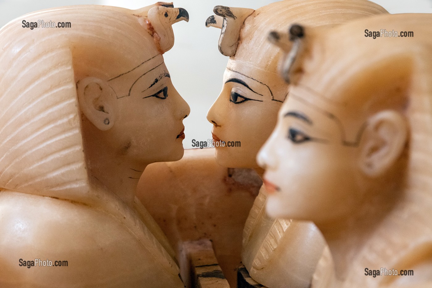 TETES TAILLEES DANS L'ALBATRE INSPIREES PAR LE VISAGE DE TOUTANKHAMON, COUVERCLES DES VASES CANOPES CONTENANT LES VISCERES DU PHARAON, MUSEE EGYPTIEN DU CAIRE CONSACRE A L'ANTIQUITE EGYPTIENNE, LE CAIRE, EGYPTE, AFRIQUE 