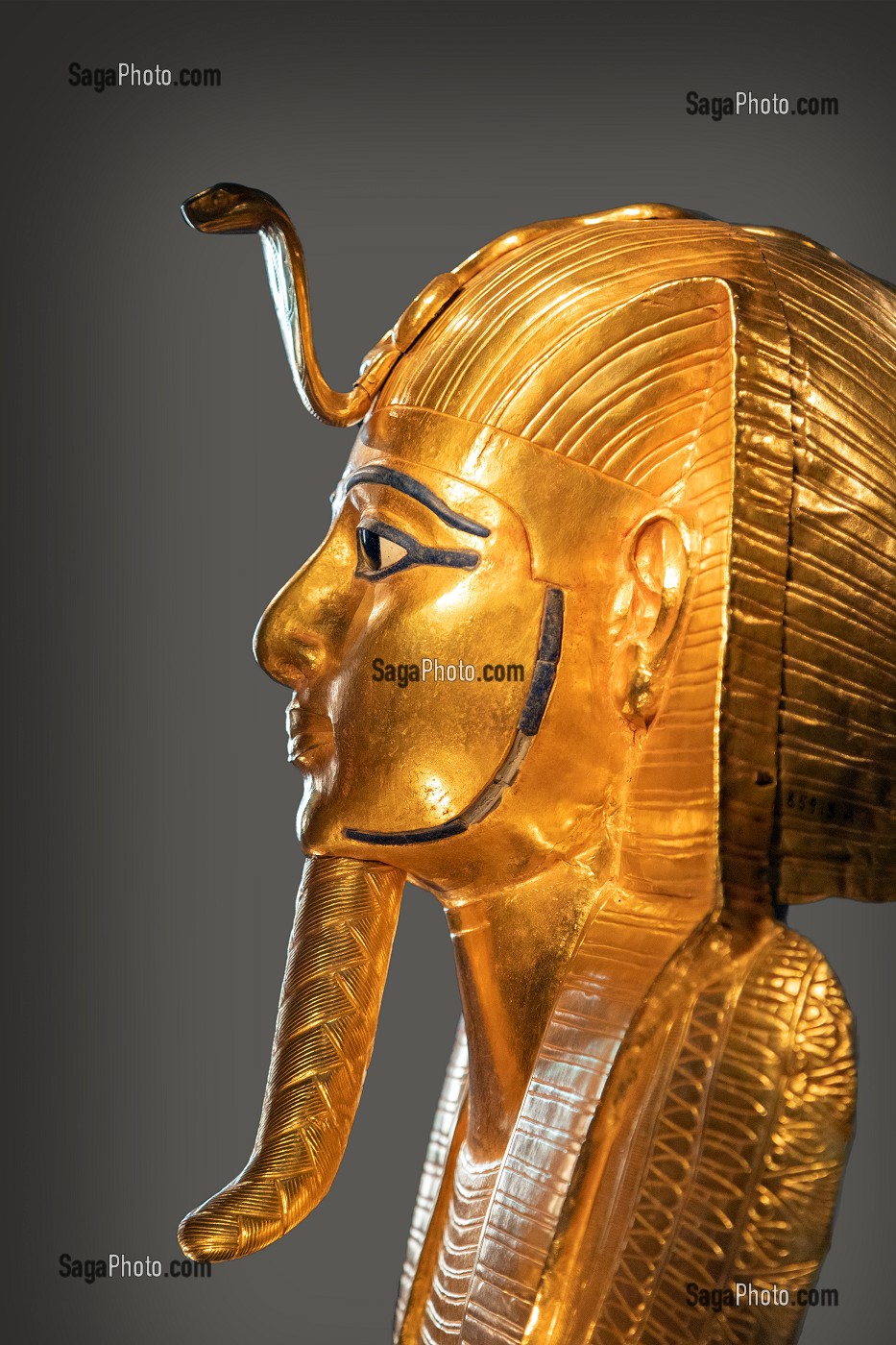 MASQUE FUNERAIRE EN OR MASSIF DE PSOUSENNES 1ER, MUSEE EGYPTIEN DU CAIRE CONSACRE A L'ANTIQUITE EGYPTIENNE, LE CAIRE, EGYPTE, AFRIQUE 