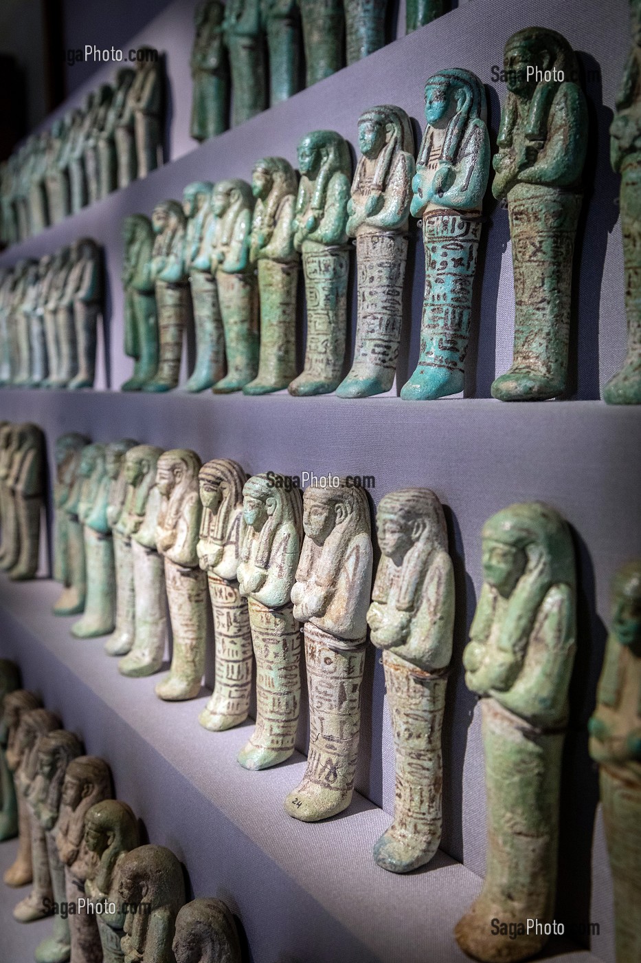 STATUETTES FUNERAIRES D'OUCHEBTIS EN FAIENCE BLEUE DE DEIR EL-BAHARI, MUSEE EGYPTIEN DU CAIRE CONSACRE A L'ANTIQUITE EGYPTIENNE, LE CAIRE, EGYPTE, AFRIQUE 