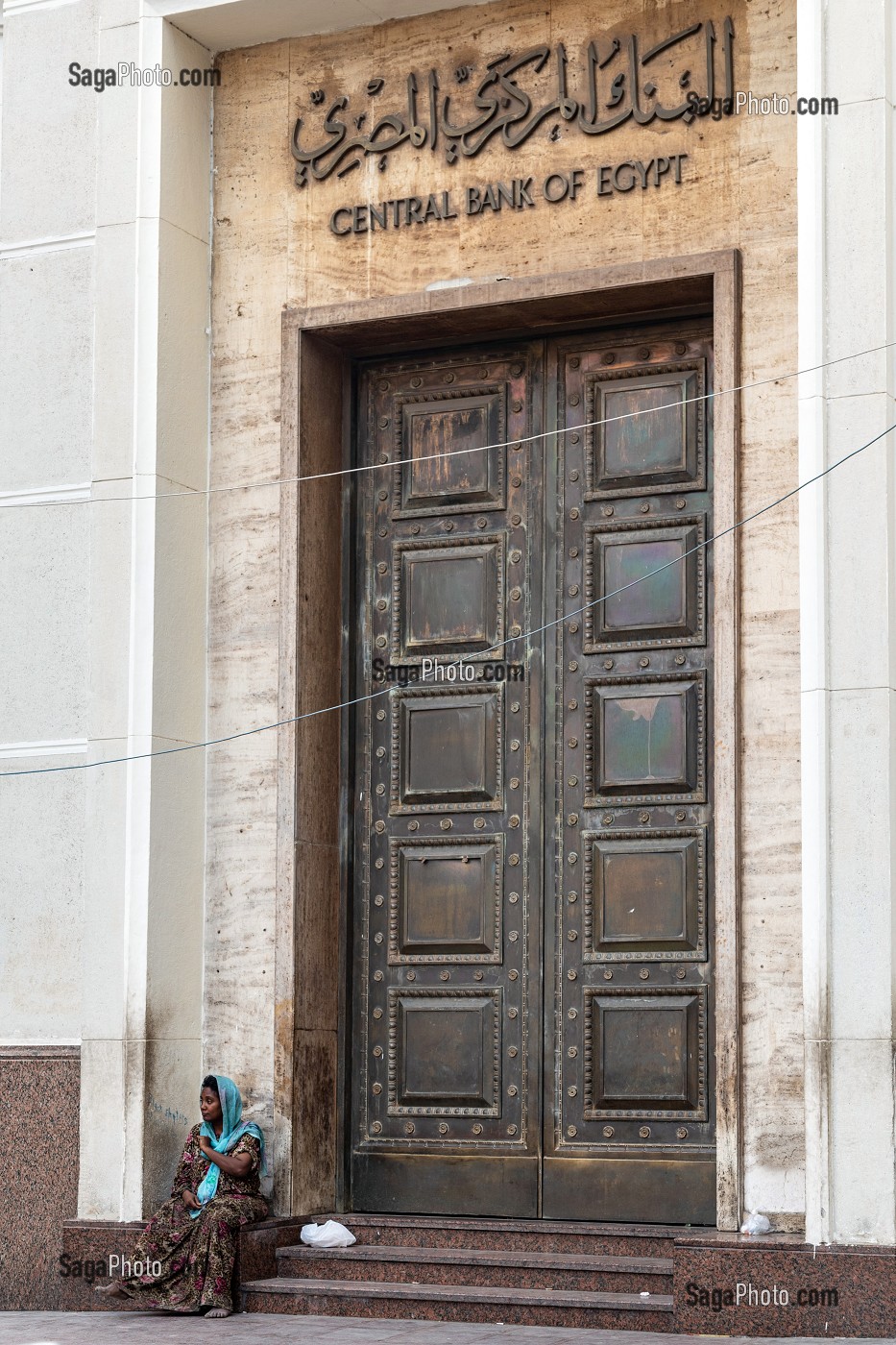 MENDIANTE DEVANT LA PORTE D'ENTREE DE LA BANQUE CENTRALE D'EGYPTE, LE CAIRE, EGYPTE, AFRIQUE 