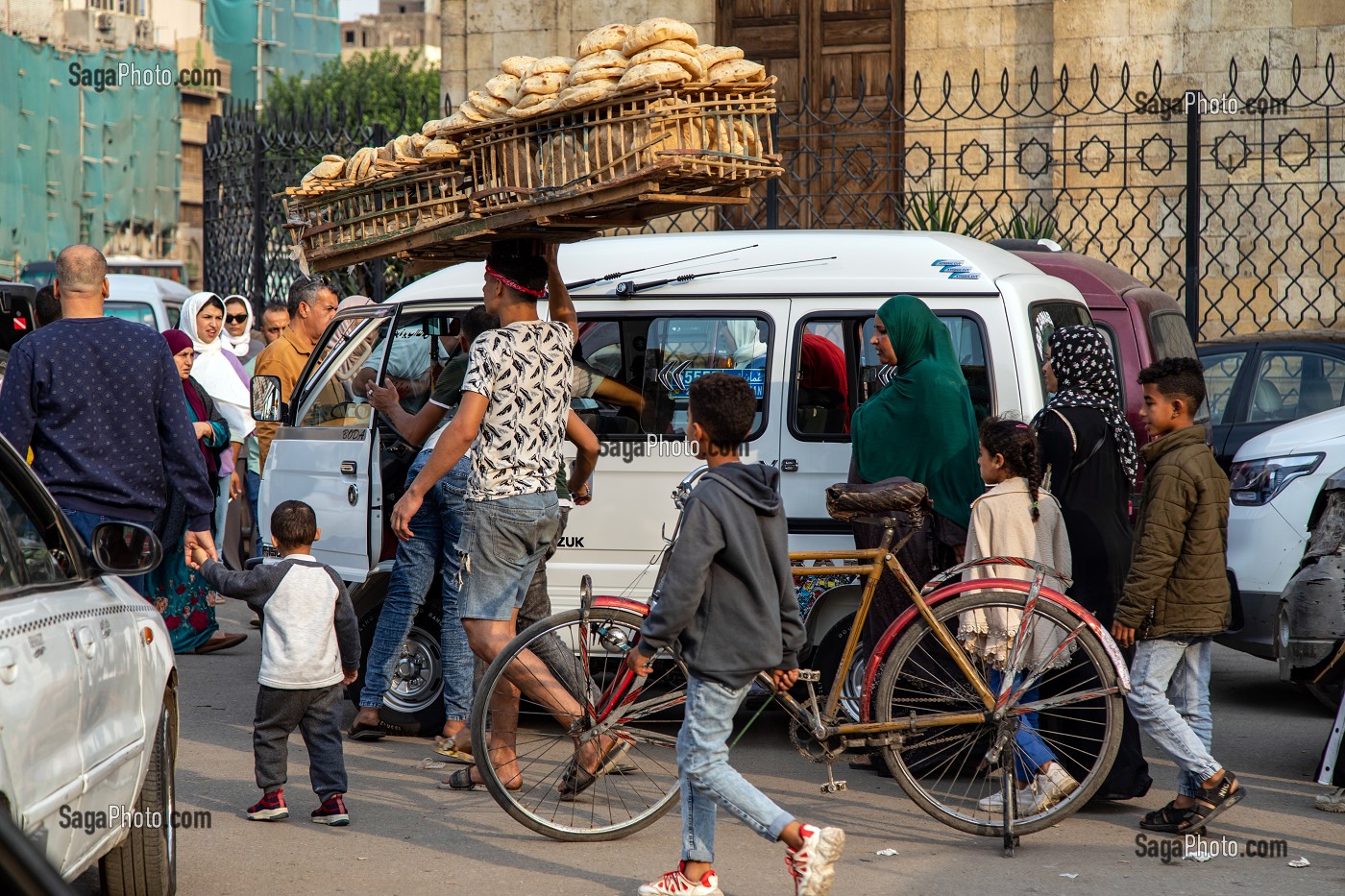 VENDEURS DE PAINS BALADI TRADITIONNEL, SOUK DE KHAN EL-KHALILI, LE CAIRE, EGYPTE, AFRIQUE 