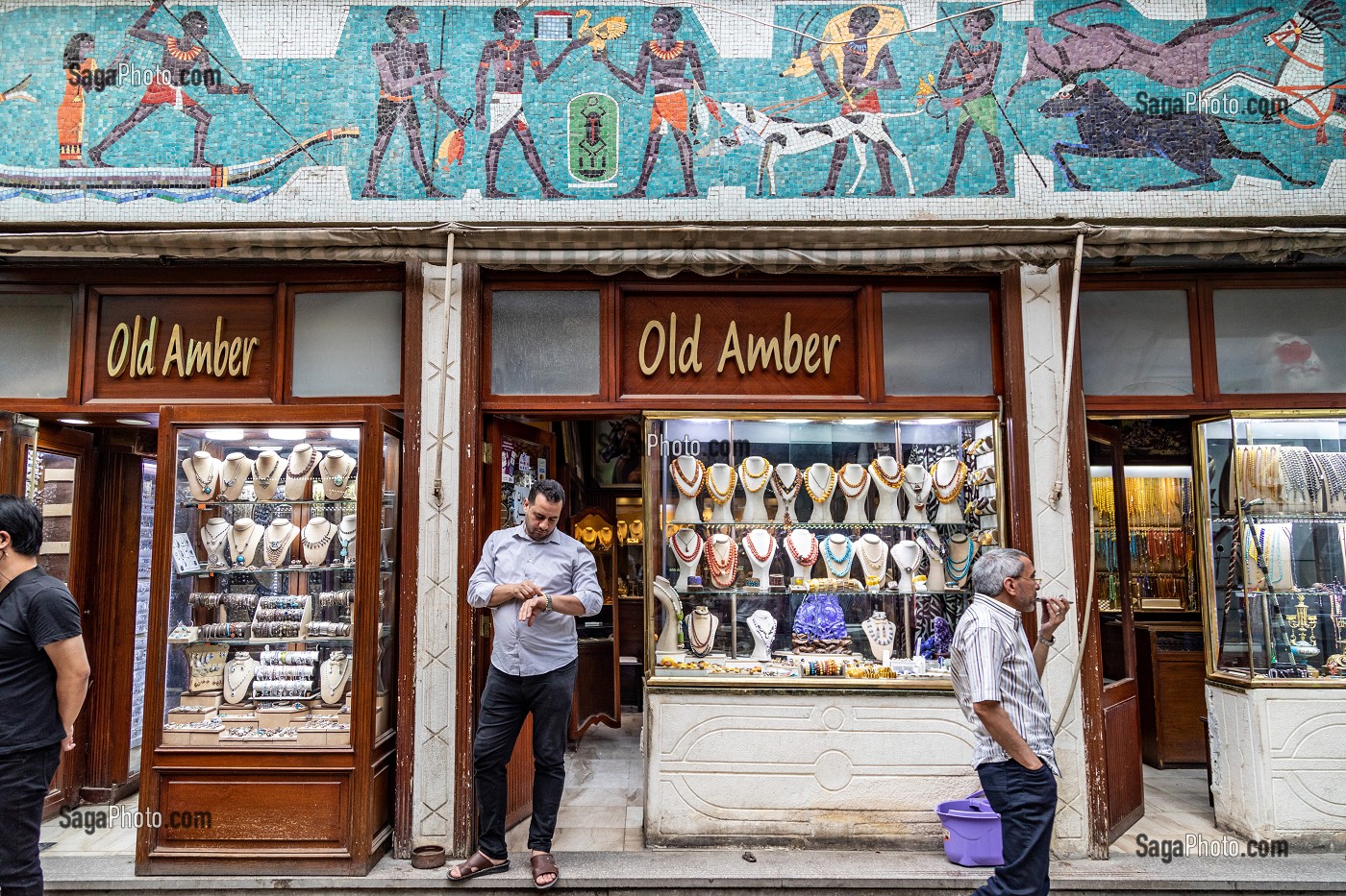 BIJOUX AVEC DE L'AMBRE ANCIEN (OLD AMBER), SOUK DE KHAN EL-KHALILI, LE CAIRE, EGYPTE, AFRIQUE 