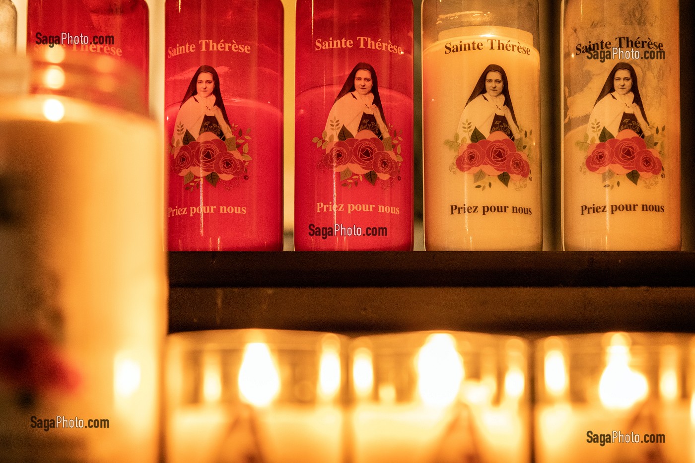 BOUGIES ALLUMEES POUR LA PRIERE DE LA SAINTE, BASILIQUE SAINTE-THERESE DE LISIEUX, HAUT-LIEU DE PELERINAGE, LISIEUX, PAYS D'AUGE, NORMANDIE, FRANCE 