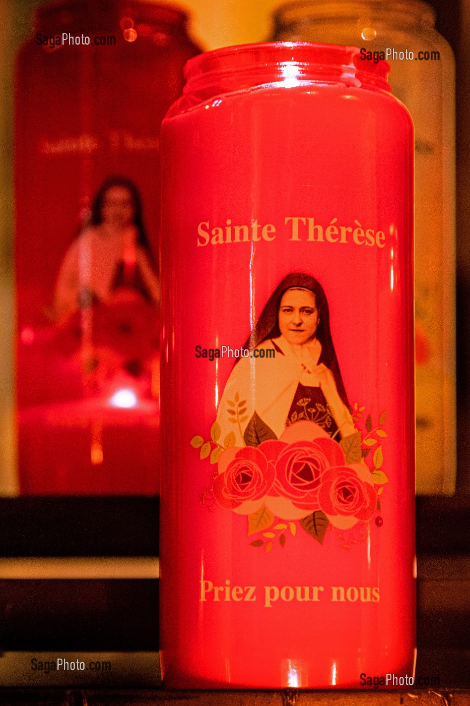 BOUGIES ALLUMEES POUR LA PRIERE DE LA SAINTE, BASILIQUE SAINTE-THERESE DE LISIEUX, HAUT-LIEU DE PELERINAGE, LISIEUX, PAYS D'AUGE, NORMANDIE, FRANCE 