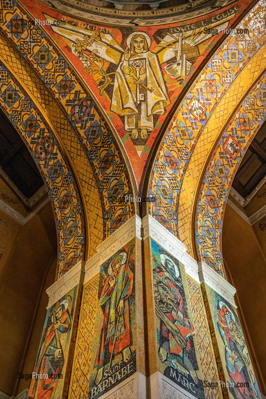 PILIER SUD RECOUVERT DE MOSAIQUES REALISEES PAR BASILIQUE SAINTE-THERESE DE LISIEUX, HAUT-LIEU DE PELERINAGE, LISIEUX, PAYS D'AUGE, NORMANDIE, FRANCE 