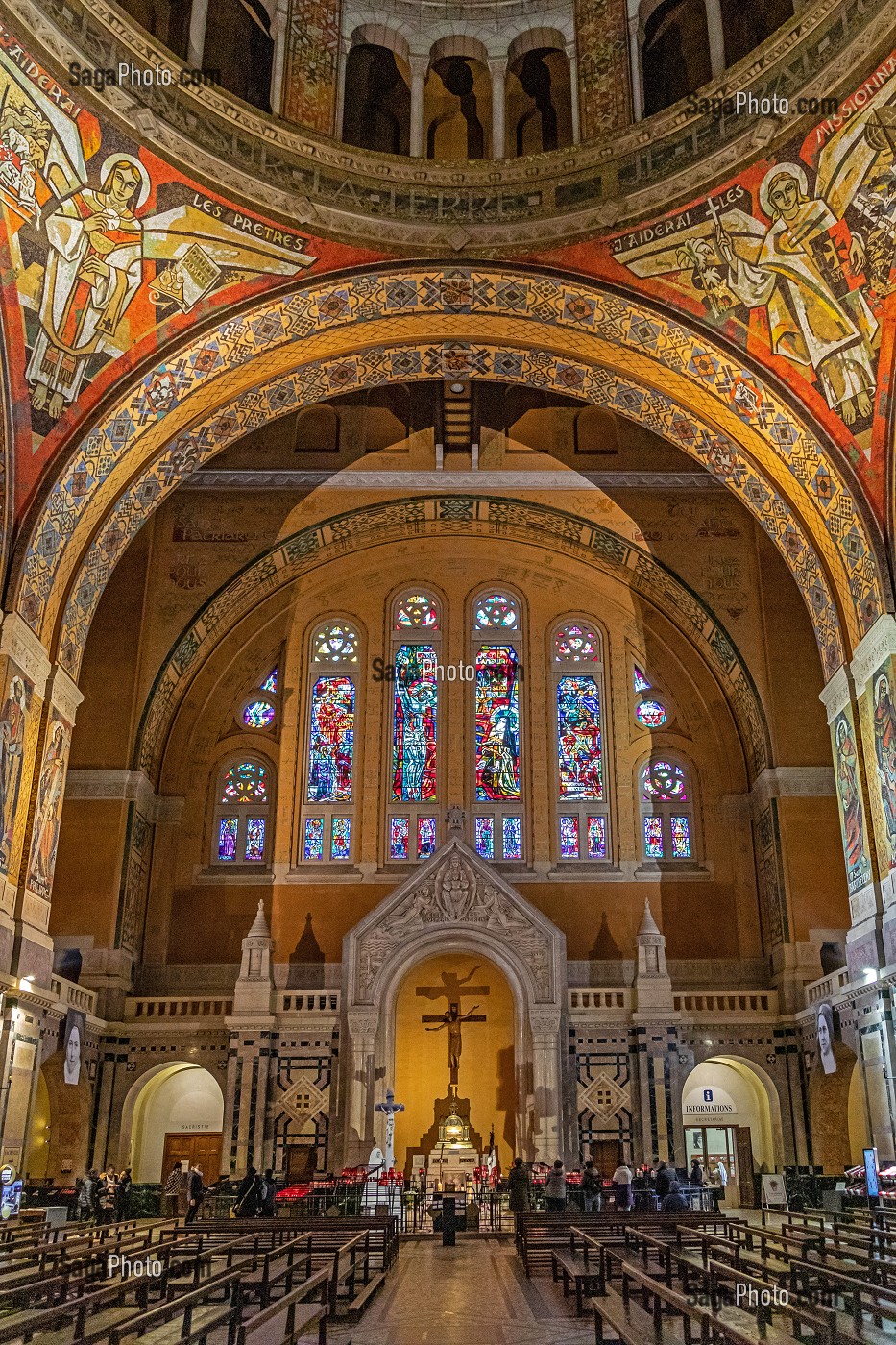 MOSAIQUES REALISEES PAR PIERRE GAUDIN, TRANSEPT SUD AVEC LE RELIQUAIRE DE LA SAINTE, BASILIQUE SAINTE-THERESE DE LISIEUX, HAUT-LIEU DE PELERINAGE, LISIEUX, PAYS D'AUGE, NORMANDIE, FRANCE 