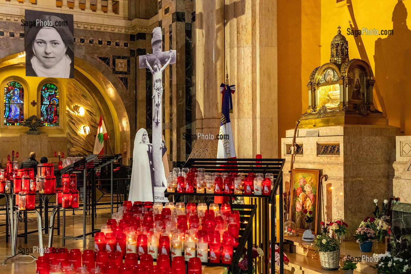 TRANSEPT SUD AVEC LE RELIQUAIRE DE LA SAINTE, BASILIQUE SAINTE-THERESE DE LISIEUX, HAUT-LIEU DE PELERINAGE, LISIEUX, PAYS D'AUGE, NORMANDIE, FRANCE 